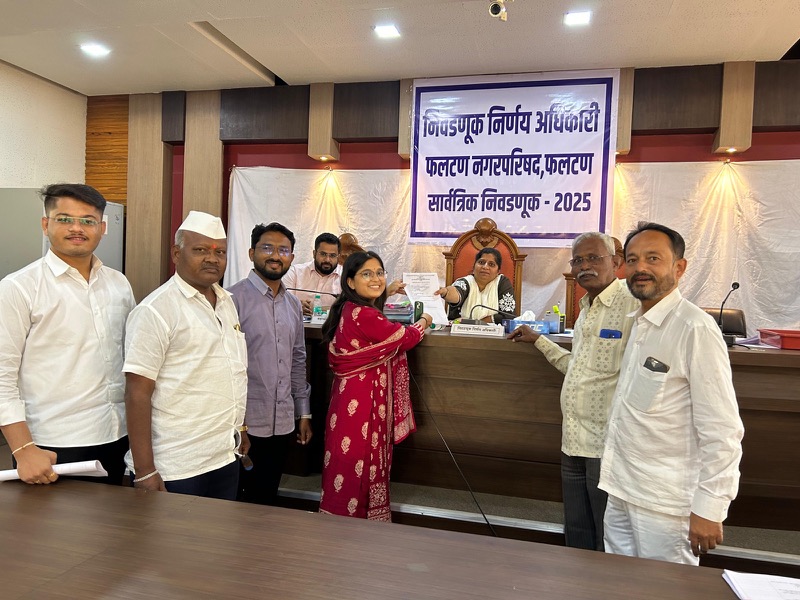 Siddhali Anup Shah with community representatives at a Phaltan civic meeting