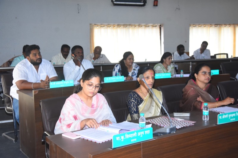 Siddhali Anup Shah taking part in a municipal council meeting in Phaltan